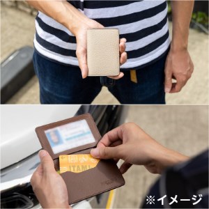 個性的でスタイリッシュ、耐久性も兼ね備えたクロコダイル模様の免許証入れ[国産型押し牛革(グレイ)]【1259643】