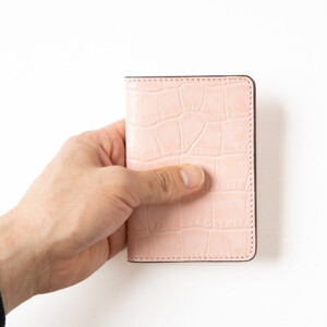 【たつのの革】クロコ×ベビーピンクの上品で可愛いカードケース　革製品のHEDGE【1259646】