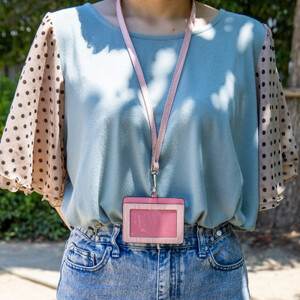 可愛いピンクのIDカードケース 兵庫県たつの市産牛革 ネックストラップ付き 革製品のHEDGE【1279589】