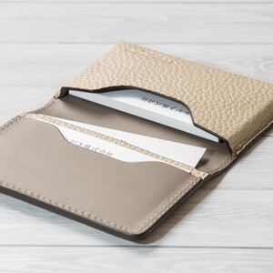本革名刺入れ 兵庫県たつの市産シュリンク型押し牛革を使用 HEDGE【1282680】