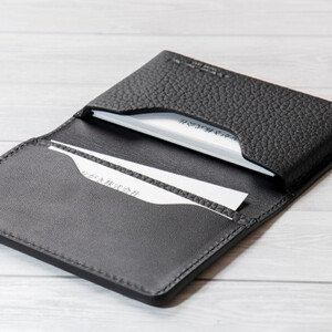 黒一色仕立ての名刺入れ たつの市産シュリンク型押しレザー  HEDGE【1282698】