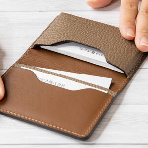 名刺入れ(トープ×マロンブラウン)たつの市産シュリンク型押し牛革仕立て　革製品のHEDGE【1282701】