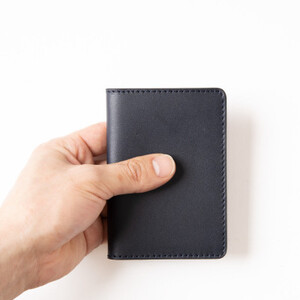 【兵庫県たつの市産牛革使用】染料染めオイルレザーの免許証用カードケース (ネイビー)　HEDGE【1329393】