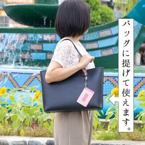 淡いピンクのレザーパスケース ロングリールストラップ付き 兵庫県たつの市産牛革　HEDGE【1364185】