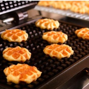 マネケン ベルギーワッフル ワッフルラスク入りギフトセット プレーン いちご(TP10-PIGR)【1151812】