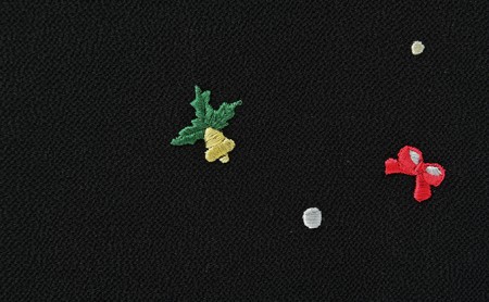 帯揚げ　黒地　ちりめん　クリスマスの刺繍　帯上げ　着物に 織物 ファッション 和装 式 篠原縫製