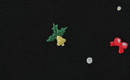 帯揚げ　黒地　ちりめん　クリスマスの刺繍　帯上げ　着物に 織物 ファッション 和装 式 篠原縫製