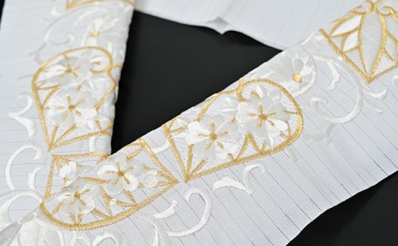 半衿　絽　夏物　白地に白と金の糸での刺繍　葵の柄   あおい