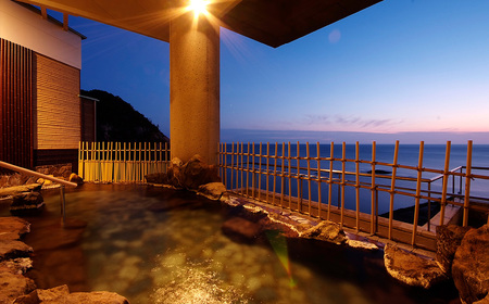 【高島屋選定品】＜ホテル金波楼＞ペア宿泊券（特選但馬牛会席コース）渚の館 スイートルーム / 宿泊券 旅行券 但馬牛 温泉 兵庫県 旅行 トラベル クーポン ホテル 国内旅行 観光 予約 父の日 母の日 敬老の日 ギフト