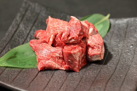  【神戸牛 牝】 【７営業日以内に発送】角切り肉:1kg 川岸畜産 (18-17)【冷凍】