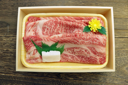 神戸ビーフ肩ロースすき焼き肉400g入り