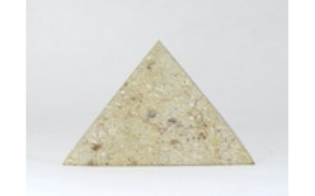 竜山石 ピラミッド（黄色・中）【ミニチュア インテリア 置物】