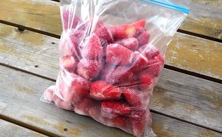 【ふるさと納税】 冷凍 いちご 2キロ 冷凍品 アイス 夏 苺 イチゴ ストロベリー 果物 スイーツ おやつ 冷たい 食品 ギフト ふるさと納税 ふるさと 人気 おすすめ 送料無料 兵庫県 三田市 [3d28bae310005]