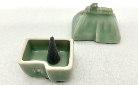 【ふるさと納税】 三田青磁 伊藤瑞宝作 家型香合 ( 一点一点、色や表情が異なりますのでご了承ください。 サイズ：幅6×奥行5×高さ6cm 木箱入り )伝統 職人 工芸品 青磁 陶器 期間限定  ふるさと 送料無料 兵庫県 三田市 [3d28bae510001]