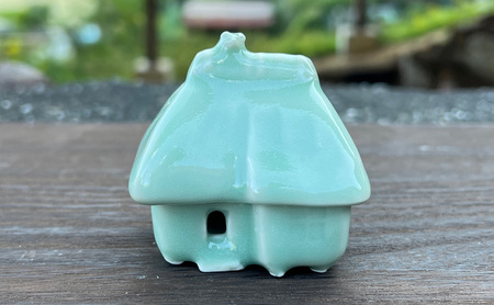 【ふるさと納税】 三田青磁 伊藤瑞宝作 家型香合 ( 一点一点、色や表情が異なりますのでご了承ください。 サイズ：幅6×奥行5×高さ6cm 木箱入り )伝統 職人 工芸品 青磁 陶器 期間限定  ふるさと 送料無料 兵庫県 三田市 [3d28bae510001]