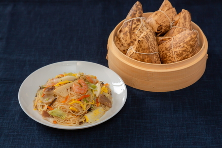 こだわりギフトセット (復刻版中華ちまき 150g×5個・極旨直火海鮮焼ビーフン 230g×5袋) ケンミン ちまき ビーフン