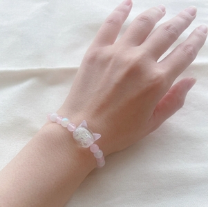 光る猫玉とローズクオーツのブレスレット ジュエリー（レディースサイズ） 10-211