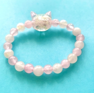 光る猫玉とローズクオーツのブレスレット ジュエリー（レディースサイズ） 10-211