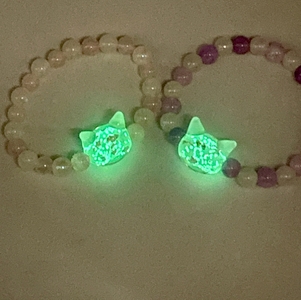 光る猫玉とローズクオーツのブレスレット ジュエリー（レディースサイズ） 10-211