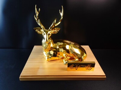 ケース入り鹿のレプリカ１体(大) 鹿 一刀彫 置物 置き物 メッキ 純金 W-05