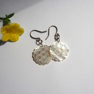 白蝶貝のレース彫刻「麻」ピアス_装飾品・工芸品 ピアス・イヤリング アクセサリー _【1237885】