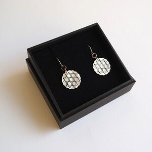 白蝶貝のレース彫刻「麻」ピアス_装飾品・工芸品 ピアス・イヤリング アクセサリー _【1237885】