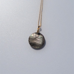 25ミリ!花喰い鳥のエレガントなペンダント 黒蝶貝_装飾品・工芸品 ペンダント・ネックレス アクセサリー _【1261372】