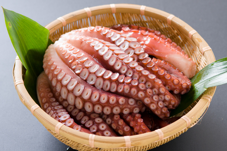 北海道留萌産 冷凍煮たこ足 2kg~2.4kg R006-010