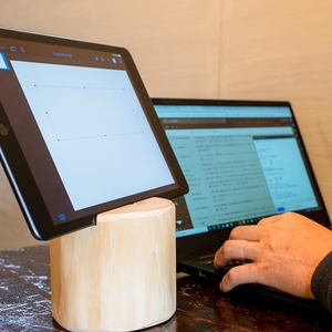 森の丸太スタンド 「MIGAKI」 スマホ・タブレットスタンド／ヒノキ磨き 丸太仕上げ 天然素材 カバー無し推奨 テレワーク 低炭素 間伐材 木製 おしゃれ かわいい MORITO 森庄銘木 奈良県 宇陀市 送料無料 ふるさと納税