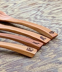 吉野杉のレンゲ ４本セット／津田瑞苑 お洒落なレンゲ 四神レンゲ 木製レンゲ れんげ レンゲ 蓮華 スプーン 木 食器 カトラリー 奈良県 宇陀市 ダイニング ナチュラル シンプル おしゃれ スープ 木製 和食器