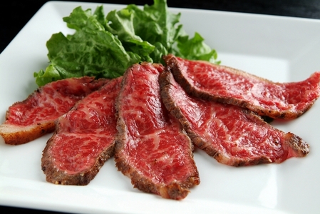 (冷凍)大和榛原牛 プレミアム ローストビーフ 250g ソース付 / うし源 本店 ふるさと納税 イチボ ヒウチ 父の日 母の日 手土産 奈良県 宇陀市 お中元 贈答用 贈り物 暑中見舞い お土産 お歳暮 内祝いまとめ買い 美味しい部位 キャンプ 送料無料 正月