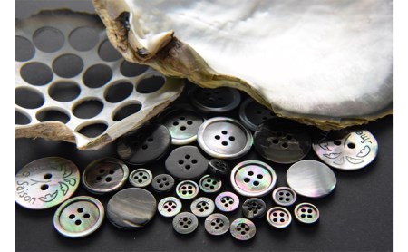 【生地：ブロードクロス 120番 双糸】オーダーワイシャツ-川西町産貝ボタン使用-黒蝶貝