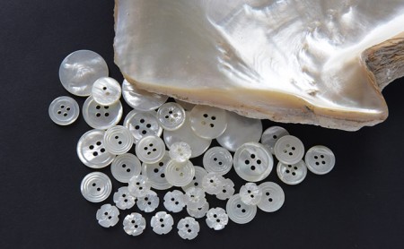 【生地:ノーアイロン】オーダーワイシャツ-川西町産貝ボタン使用- 白蝶貝 ドットver.