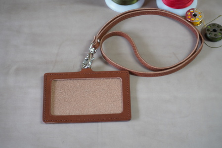 IDネーム ホルダー 栃木レザー 牛革 日本製 レザー 天然皮革 人気 実用的 ギフト:ブラウン