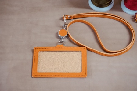 リール式 IDネーム カードホルダー 化粧箱 入り IDホルダー 栃木レザー 牛革 日本製:キャメル