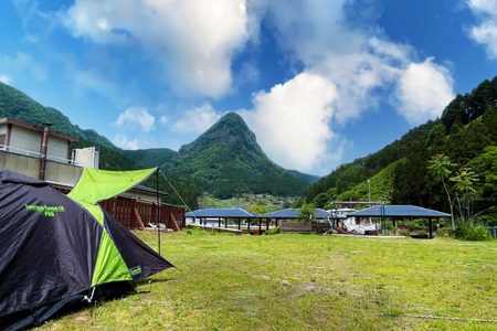 リバーサイドでキャンプ 民宿2・7テントサイト1エリアペアご利用宿泊券 /// キャンプ テントサイト ペア利用券