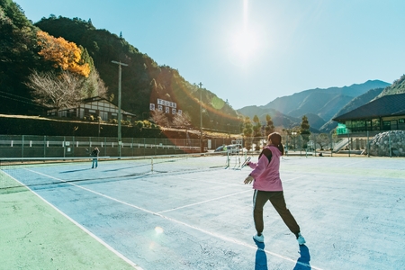 奈良 下北山村 テニスコート ハードコート1時間利用券 下北山スポーツ公園 ラケット・ボール貸出付 手ぶらでOK 温泉 大自然 キャンプ