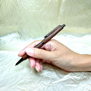 木ことばを添えて贈る木製シャープペン(ウォルナット)