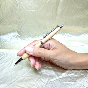 木ことばを添えて贈る木製シャープペン(トチ)