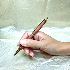 木ことばを添えて贈る木製シャープペン（ブビンガ）