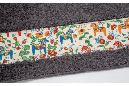 北欧の「幸せを運ぶ馬」ダーラヘスト柄のキッチンマット　グレー　縦５０cm×横２７０cm