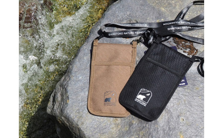 知床財団オリジナルロゴ入りスマホケース【ブラック】_装飾品・工芸品  服飾小物 _【配送不可地域：離島・沖縄県】【1570688】