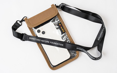 知床財団オリジナルロゴ入りスマホケース【コヨーテ】_装飾品・工芸品 服飾小物 _【配送不可地域:離島・沖縄県】【1570702】