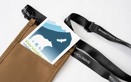 知床財団オリジナルロゴ入りスマホケースとステッカーセット【コヨーテ】_雑貨     装飾品・工芸品  服飾小物 _【配送不可地域：離島・沖縄県】【1570825】