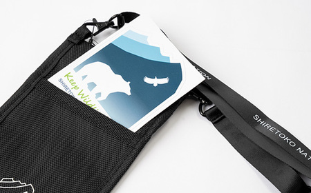 知床財団オリジナルロゴ入りスマホケースとステッカーセット【ブラック】_雑貨     装飾品・工芸品  服飾小物 _【配送不可地域：離島・沖縄県】【1570831】