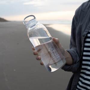 知床トコさん ウォーターボトル クリア 950ml×1本 常温で水が飲める 耐熱マイボトル【配送不可地域:離島・沖縄県】【1629168】