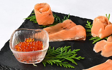 知床産サーモンスライス3種(トキシラズ・香草・ビネガー風味)と鮭いくらセット 化学調味料不使用_魚介・海産物 いくら イクラ 惣菜・加工品 燻製(スモーク) 魚介・海産物 鮭・サーモン 鮮魚 さけ サケ さーもん_【配送不可地域:離島・沖縄県】【1210172】