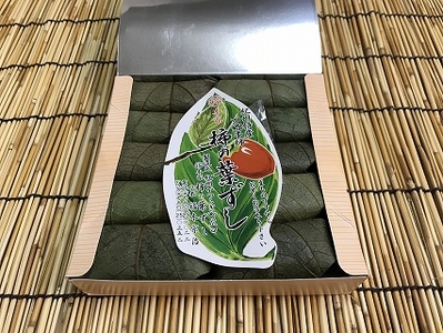 一つ一つ手作業で作られた「柿の葉寿司」サバ１箱・鮭１箱セット