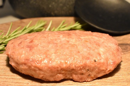 贅沢グルメを味わえる熊野牛「生」ハンバーグ10個セット（特製ソース・スパイス付） 【SW1】