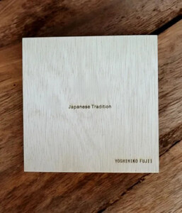 丸小皿 登り孔雀 漆黒（金） ［NF157］